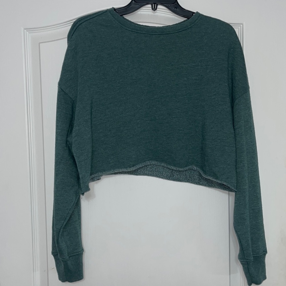 Long sleeve cropped greenish blue shirt